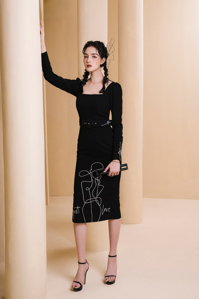 Đầm bó sát, dài tay với điểm nhấn vào vòng eo với thắt lưng cùng chất liệu tạo nên diện mạo nghiêm túc cho những buổi họp &nbsp;đầu tuần&nbsp;