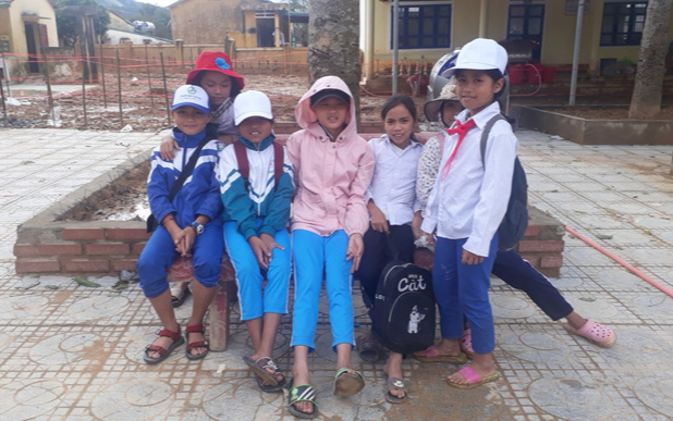 Hơn 1 tháng khắc phục hậu quả các trận bão liên tiếp ập về, học sinh Quảng Trị phấn khởi trở lại trường Ảnh 2