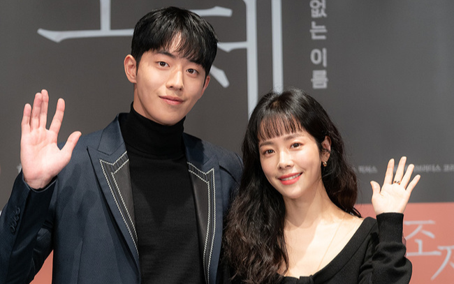 Han Ji Min e ấp bên 'bạn trai' Nam Joo Hyuk mặc kệ khoảng cách 12 tuổi Ảnh 2
