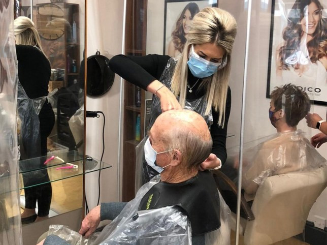 Thợ làm tóc vô tình phát hiện khối u khi cắt tóc cho cụ ông.