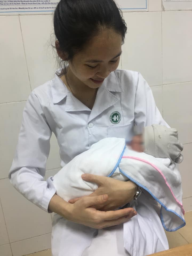 Các y, bác sĩ bệnh viện đa khoa Thanh Hà, Thanh Hoá vừa cứu sống bé trai sinh trong nhà vệ sinh.
