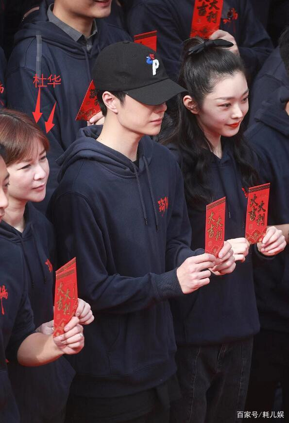 Đỗ Hoa (ngoài bìa bên trái) có mặt trong ngày khai máy phim