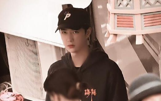 Vương Nhất Bác tiều tụy trong ngày khai máy, fan so sánh nét điềm đạm và nét ngây thơ xưa kia Ảnh 2