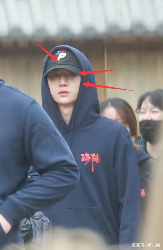 Vương Nhất Bác tiều tụy trong ngày khai máy, fan so sánh nét điềm đạm và nét ngây thơ xưa kia Ảnh 9