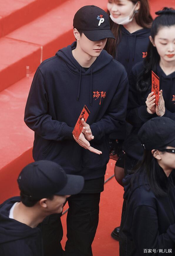 Vương Nhất Bác tiều tụy trong ngày khai máy, fan so sánh nét điềm đạm và nét ngây thơ xưa kia Ảnh 4