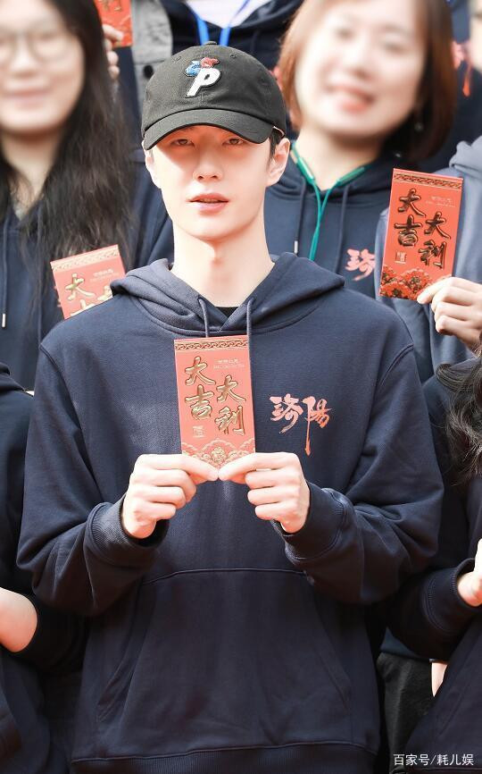 Vương Nhất Bác tiều tụy trong ngày khai máy, fan so sánh nét điềm đạm và nét ngây thơ xưa kia Ảnh 5