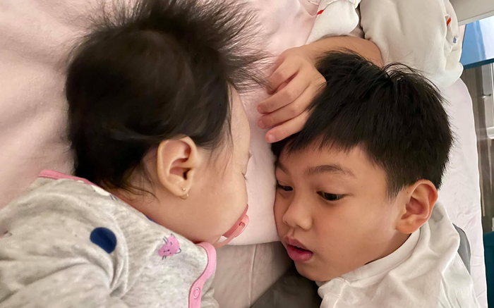 Khoe khoảnh khắc Subeo say sưa ngắm em gái ngủ, Cường Đô La khiến dân tình không khỏi lịm tim Ảnh 2