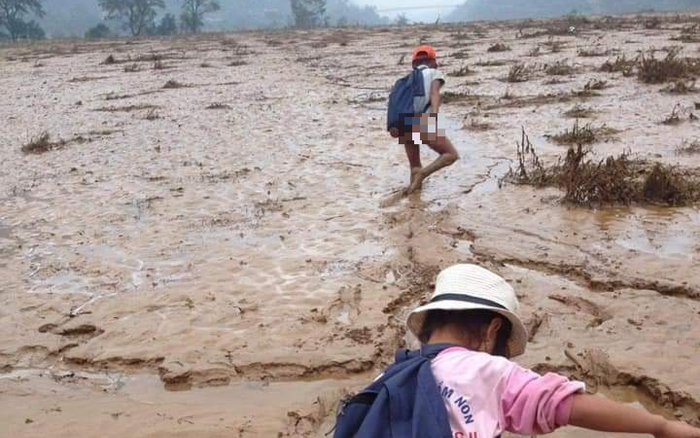 Sau lũ, hình ảnh học sinh vùng cao lội bùn ngập đầu gối đến trường khiến bao người xót xa Ảnh 2