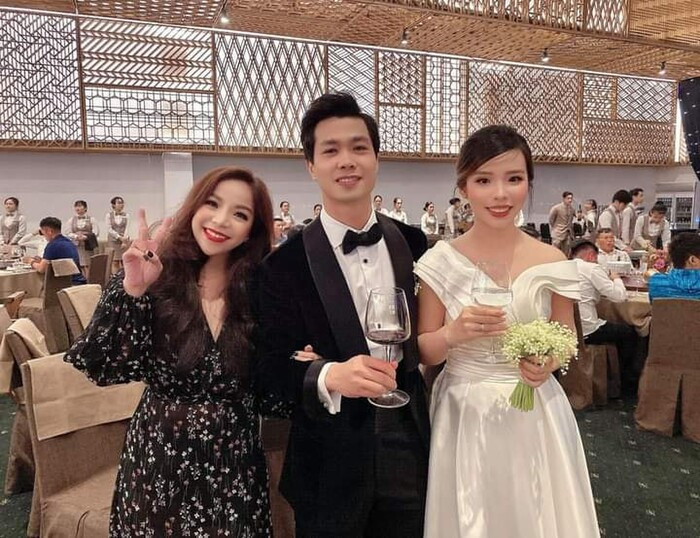 Trong tiệc cưới cô cũng chọn kiểu dáng đầm bó sát