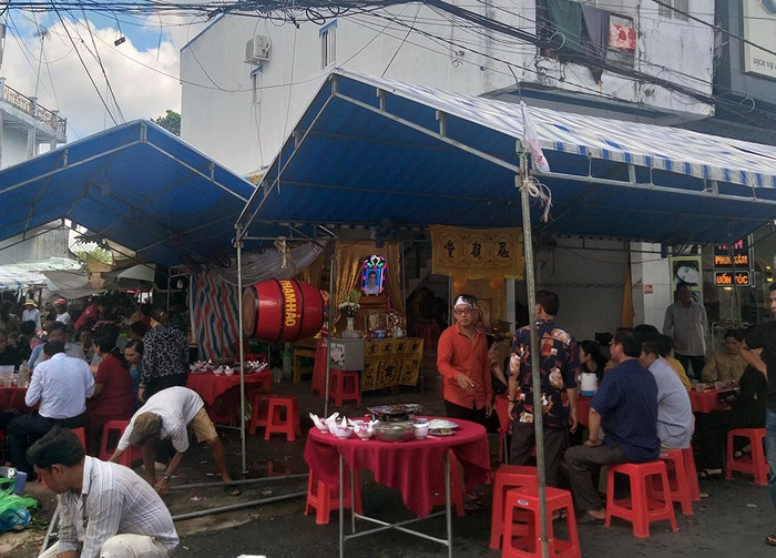 Gia đình lo hậu sự cho chị D. Ảnh: VietNamNet