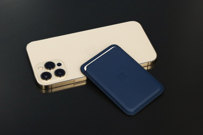 Chỉ sau 3 ngày, iPhone 12 Pro Max xách tay đã tụt giá đến 15 triệu đồng. (Ảnh: Hypebeast)