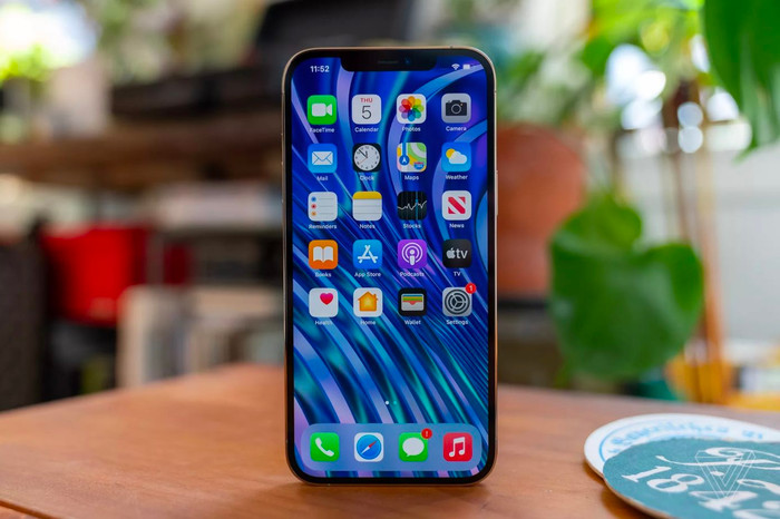 iPhone 12 Pro Max bản 128 GB bộ nhớ trong đầu tiên về Việt Nam có giá lên tới 50 triệu đồng. (Ảnh: The Verge)