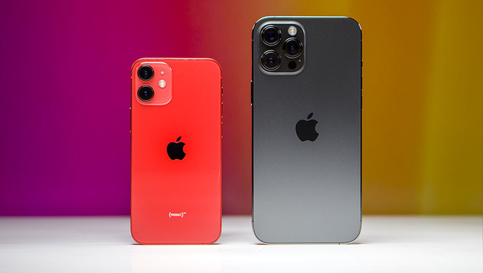 iPhone 12 mini và iPhone 12 Pro Max. (Ảnh: Lionel Morillon / 01net)