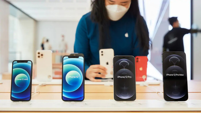 Với phiên bản iPhone 12 Pro Max trang bị 2 SIM vật lý, một số cửa hàng áp giá cao hơn từ 5-8 triệu mỗi phiên bản. (Ảnh: NDTV Gadgets 360)
