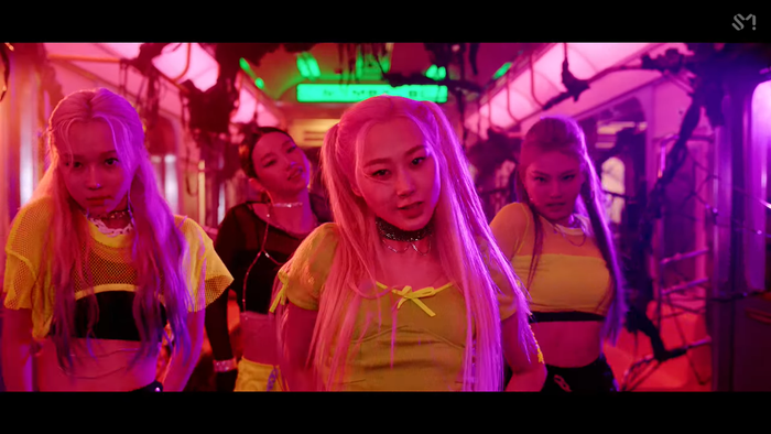 Các thành viên asepa trong MV debut.