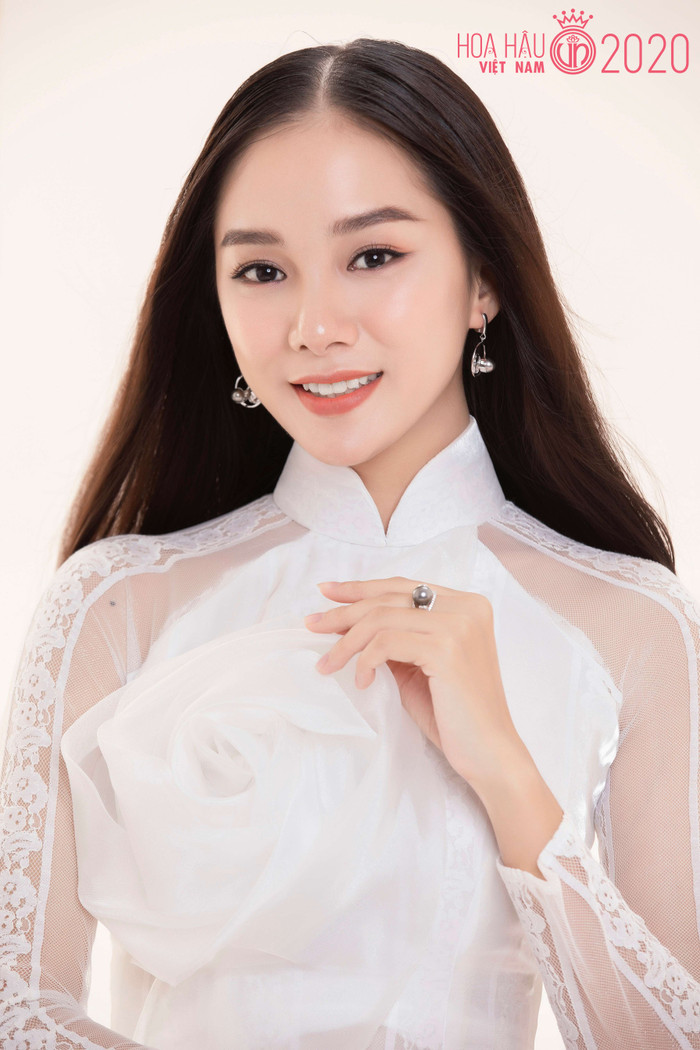 Nguyễn Thị Bích Thùy năm nay 19 tuổi, hiện cô đang theo học tại Trường đại học Tài chính Marketing. Điều khán giả ấn tượng về cô gái đến từ đất võ Bình Định chính là thần thái chuyên nghiệp, tự tin và tràn đầy năng lượng. 