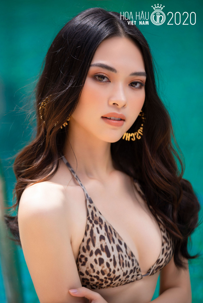 Lê Ngọc Trang không phải là thí sinh chiếm spotlight xuyên suốt hành trình qua, nhưng cô gái đến từ Hà Tĩnh lại sở hữu khuôn mặt phúc hậu và đậm chất Á Đông đốn tim fan. Cô cao 1m73 cùng số đo 3 vòng 80 - 62 - 91cm.