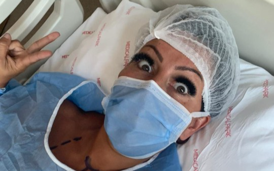 Người phụ nữ phát hiện mình 'đã chết' vài tuần sau ca phẫu thuật nâng ngực giá rẻ Ảnh 2