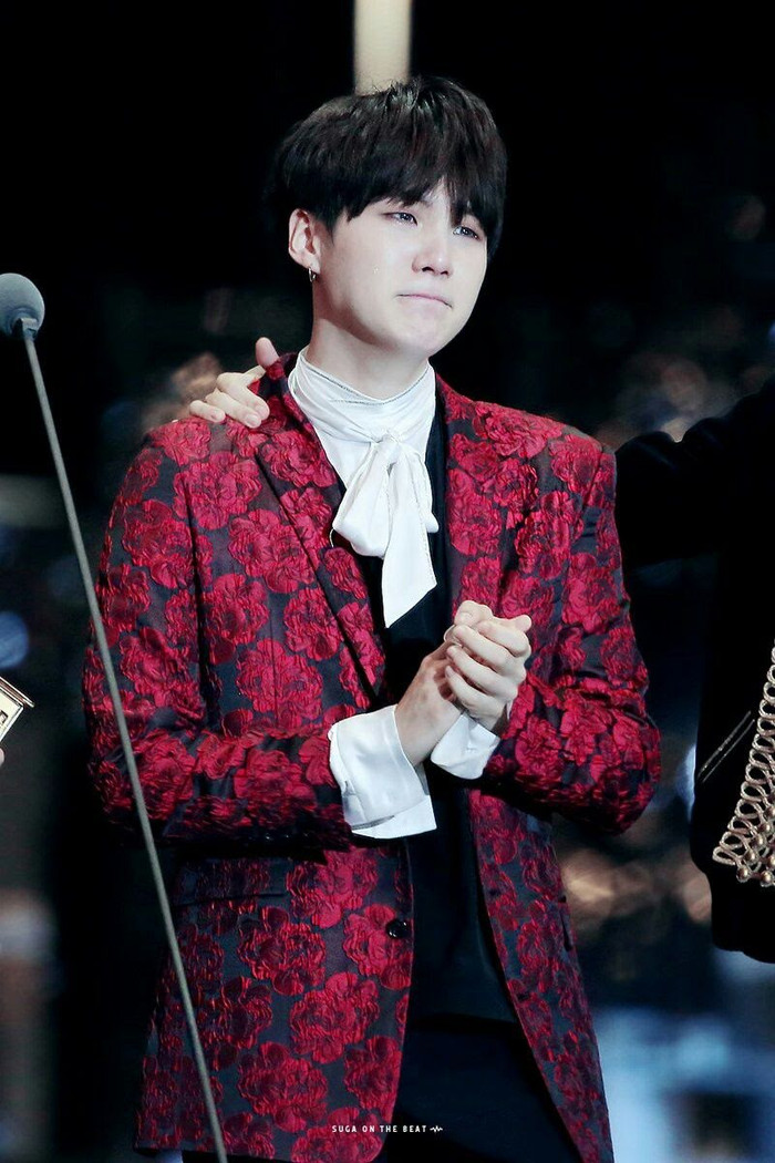 4 khoảnh khắc đáng nhớ khi BTS khóc trên sân khấu Ảnh 3