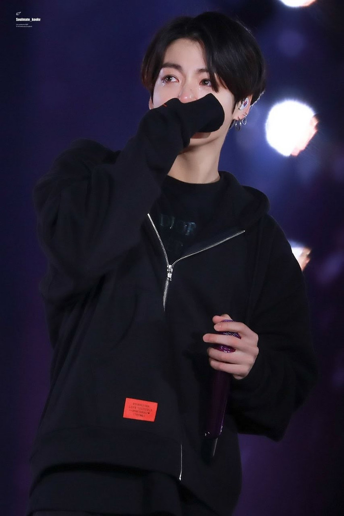 4 khoảnh khắc đáng nhớ khi BTS khóc trên sân khấu Ảnh 4