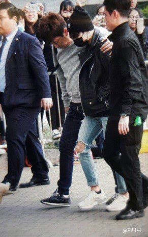 4 khoảnh khắc đáng nhớ khi BTS khóc trên sân khấu Ảnh 6