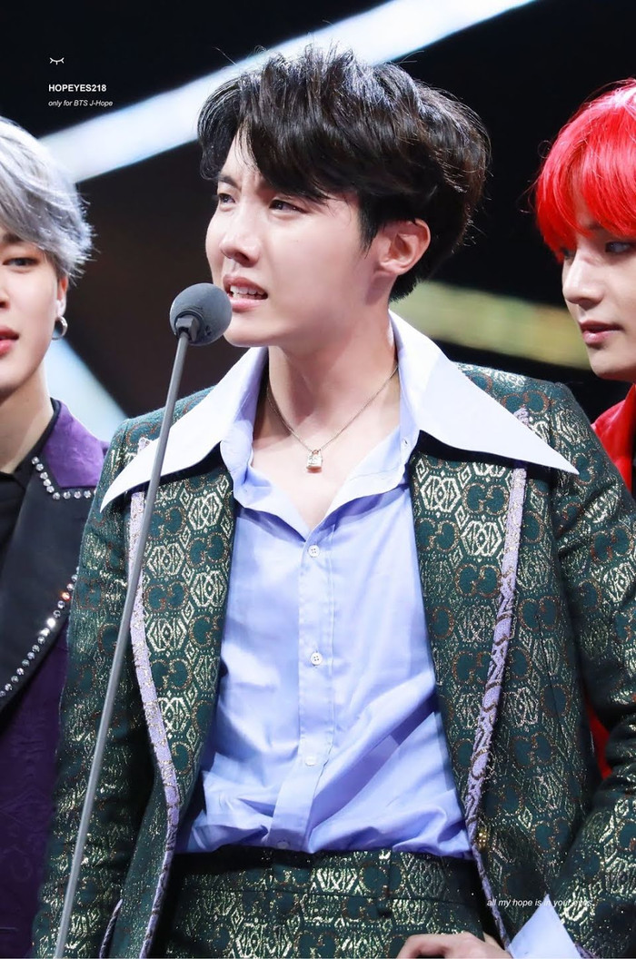 4 khoảnh khắc đáng nhớ khi BTS khóc trên sân khấu Ảnh 7