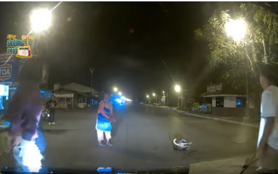 Clip: Trăn khổng lồ cuốn mèo ngã ngửa giữa đường, người dân xúm lại giải cứu Ảnh 2