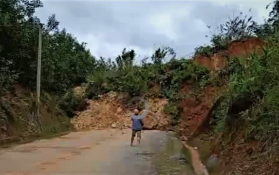 Vội vã vứt lại xe máy chạy thoát thân tránh quả núi đang đổ ập xuống Ảnh 2