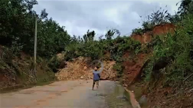 Khu vực nơi xảy ra vụ sạt lở gây chia cắt quốc lộ 40B. Ảnh ĐĐK