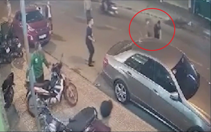 Clip: Camera ghi lại cảnh nam thanh niên đi nhầm phòng karaoke bị chém trọng thương Ảnh 2