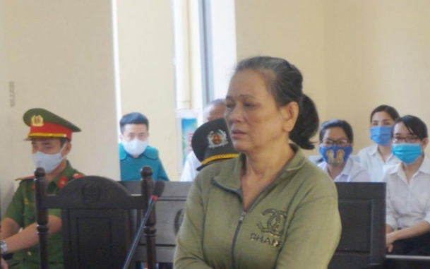 Người phụ nữ bạo hành mẹ già ở Long An gây phẫn nộ dư luận lãnh án 4 năm tù Ảnh 2