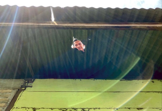 Lỗ thủng trên mái hiên nhà Josua sau vụ 'tập kích' bất ngờ.