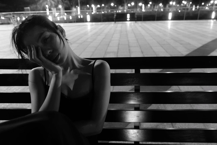 Theo đó, Lệ Quyên cho hay, mọi người thường đòi hỏi cô là phải mạnh mẽ, phải hy sinh và cho rằng đó là nghĩa vụ của cô