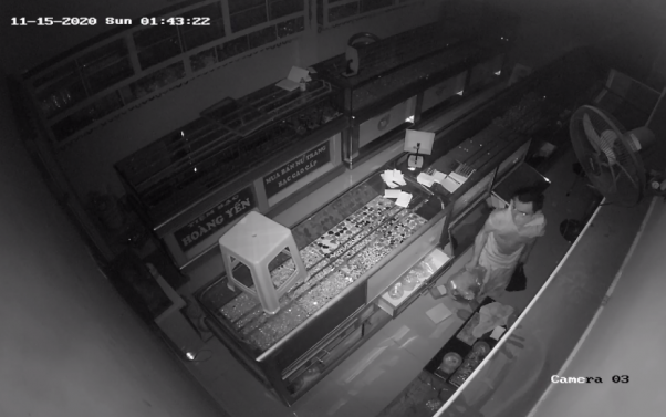 Trộm đột nhập bằng cách cậy mái tôn, lấy hàng nghìn trang sức trị giá hơn 1 tỷ đồng Ảnh 2