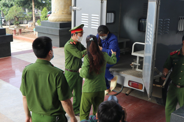 Nhiều người căng băng rôn trước toà đề nghị xử nghiêm vụ mẹ đẻ, cha dượng đánh đập con gái 3 tuổi tử vong Ảnh 2