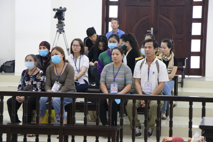 Nhiều người theo dõi phiên xử.