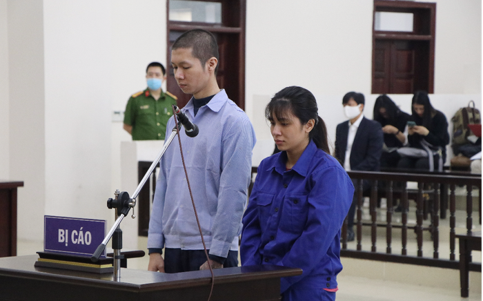 Nhiều người căng băng rôn trước toà đề nghị xử nghiêm vụ mẹ đẻ, cha dượng đánh đập con gái 3 tuổi tử vong Ảnh 2