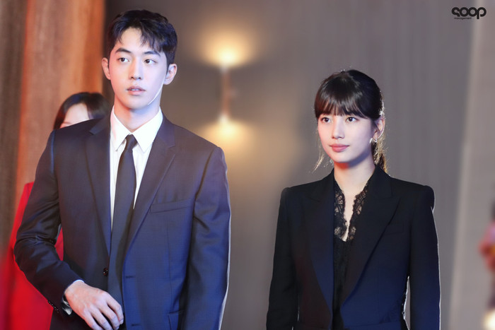 Style matching cũng là công thức được Suuzy  áp dụng với bộ suit đen thần thái đậm chất menswear 
