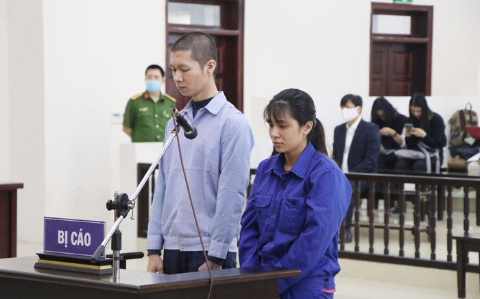 Người mẹ đẻ, cha dượng đánh đập con gái 3 tuổi tử vong bật khóc tại toà, bất ngờ thay đổi lời khai Ảnh 2