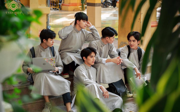 Bộ ảnh nam sinh mặc áo dài truyền thống đến trường nhận 'bão like' vì trông ai cũng thật bảnh bao Ảnh 2