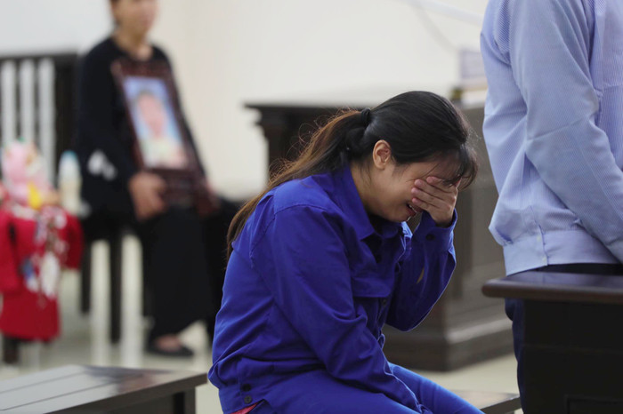 Lan Anh bật khóc tại toà.