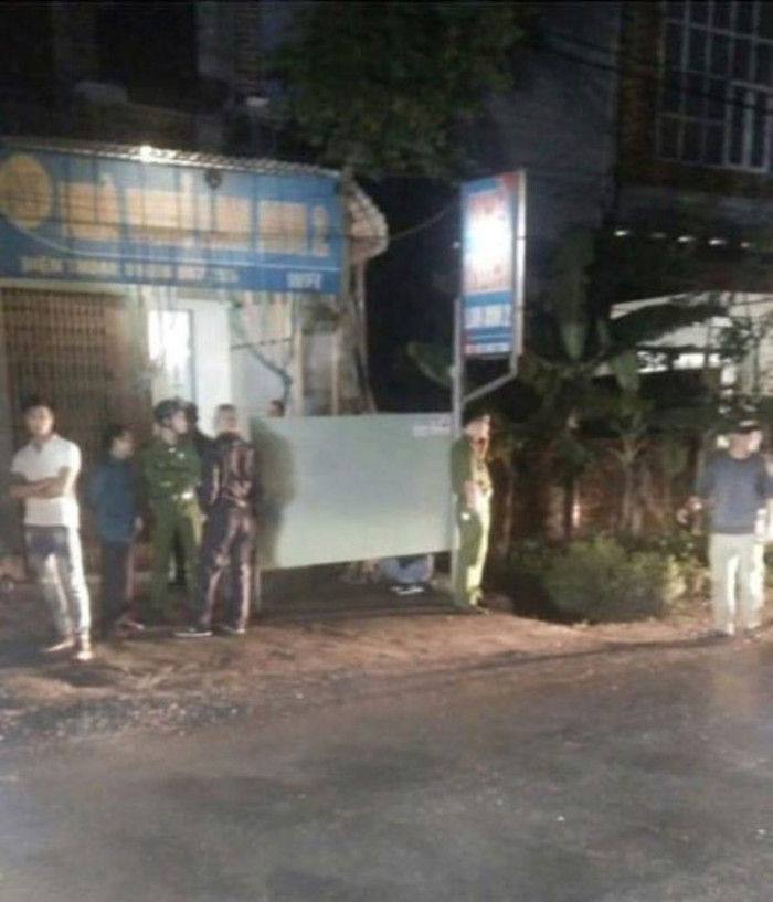 Lực lượng chức năng khám nghiệm hiện trường.