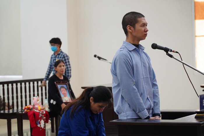 Tuấn khai tại toà, Lan Anh ngồi xuống liên tục bật khóc.