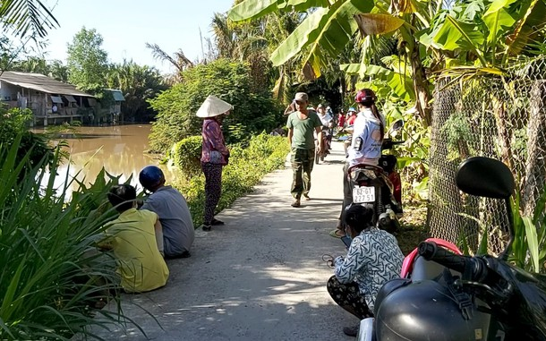 Tá hỏa phát hiện thi thể người đàn ông đang phân hủy trôi trên sông ở Tiền Giang Ảnh 2