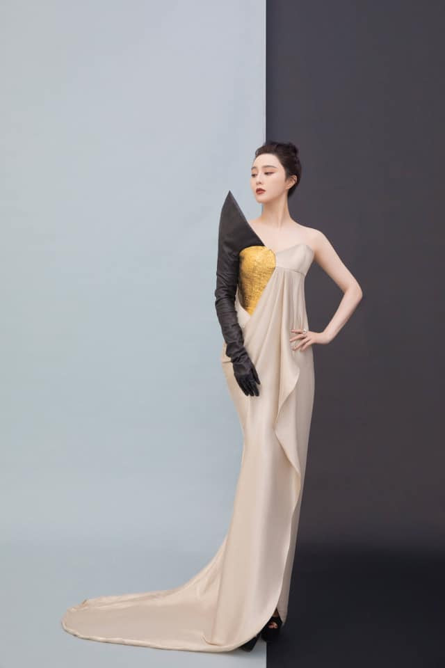 Băng Tỷ diện bộ váy Haute Couture với chất liệu vải silk thướt tha cúp ngực đặc biệt là phần cánh tay được bao phủ găng tay chất liệu da độc đáo