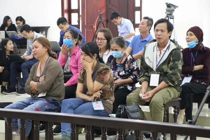 Nhiều người tham dự toà cũng bật khóc.