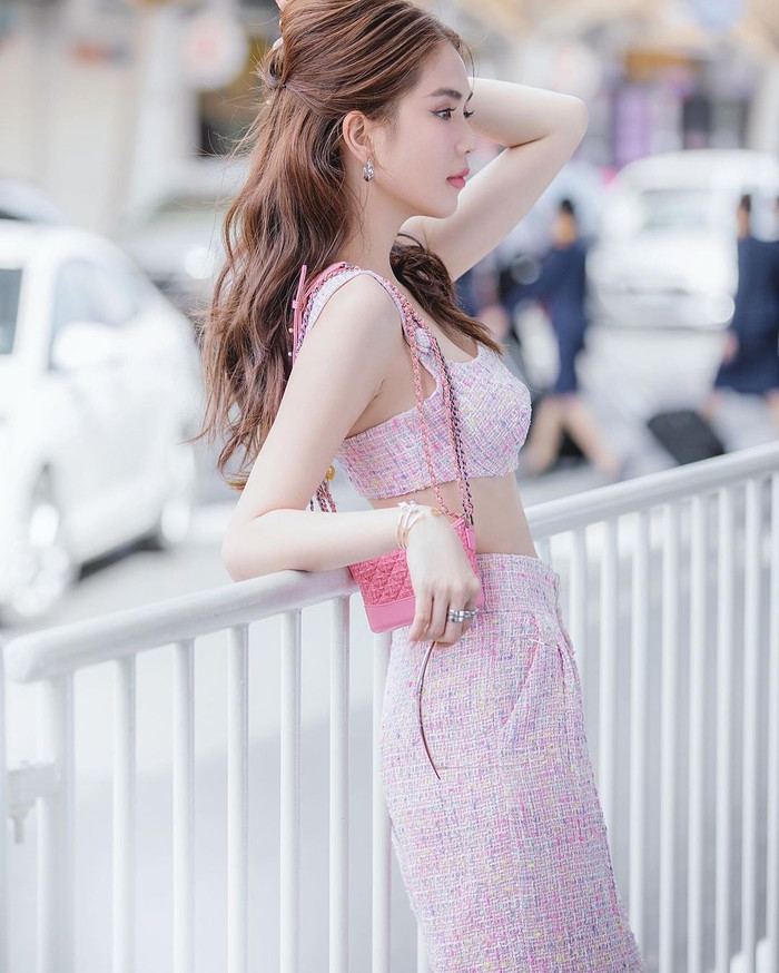 Cô nàng phối cùng túi Chanel mini, mang tông màu hồng ngọt ngào, đáng yêu.&nbsp;