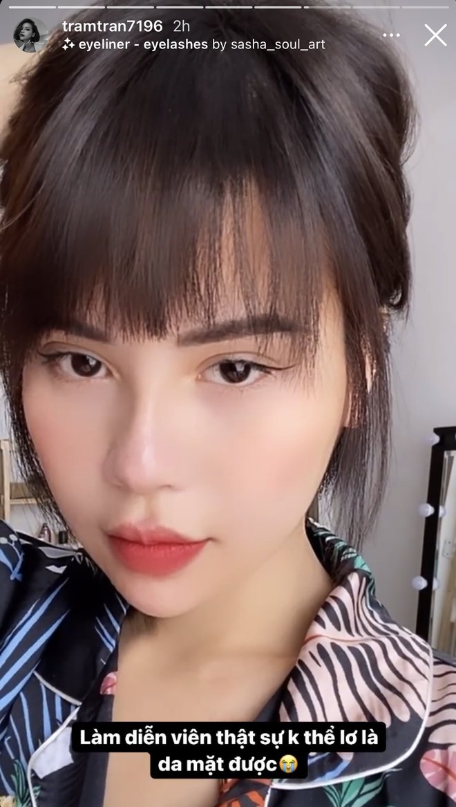 Hôm trước nói không biết chăm sóc da, hôm sau Trâm Trần lại đăng ảnh da láng căng kèm caption 'Không thể lơ là da mặt' được