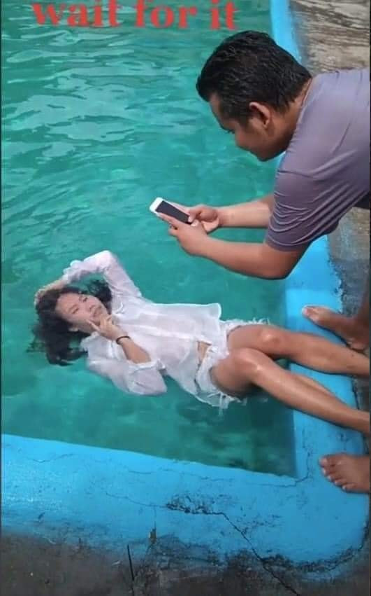 Người bạn rất nhiệt tình chụp, cô gái thì nhiệt tình tạo dáng.