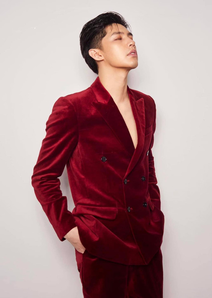 Có thể thấy, cách mặc áo vest khoe khuôn ngực rắn rỏi này làm Noo Phước Thịnh càng trở nên thật nam tính và cuốn hút.